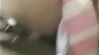 Indian bhabi apni boy friend ko toilet mein jaakar uski