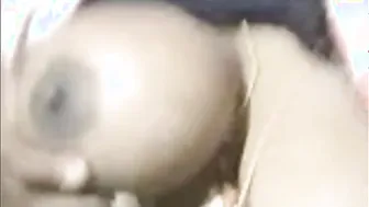 Indian bhabi apni boy friend ko toilet mein jaakar uski