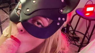 xkendallrose wraps her lips around penis