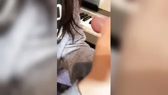 Bj am Klavier - schon wieder durch harten Schwanz unterbrochen worden.