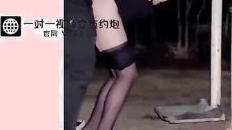 野外 后入极品身材嫩妹