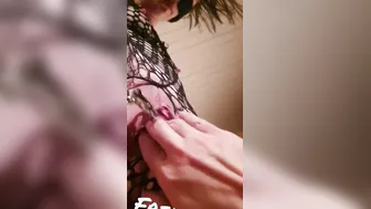 Freia Bosh se fait doigter la chatte torturée par des pinces japonaises. Gémissements entre plaisir