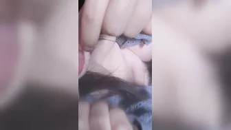 陰毛を舌にのせていく