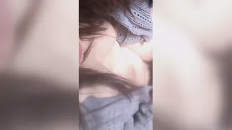 陰毛を舌にのせていく