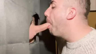 34 ans. Venu pour son 1er glory hole il m’offre une grosse dose de sperme