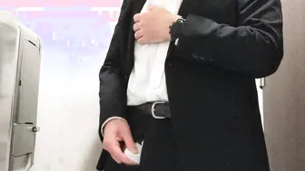 スーツリーマンが公衆トイレでオナニー