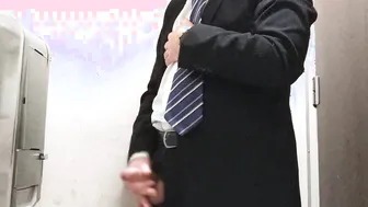 スーツリーマンが公衆トイレでオナニー