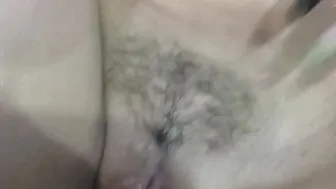 Me follo duro a mi amigo y acaba en mi mientras mi novio imagina que estoy en la escuela