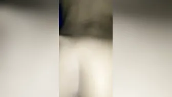 Pongo a la putita del barrio en cuatro en un hotel