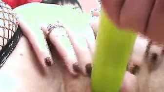 Dark Haired steckt viele Sex Toys inside Ihre Fotze