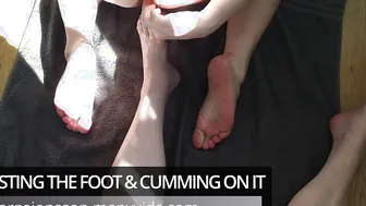 Testing the feet and cumming on it