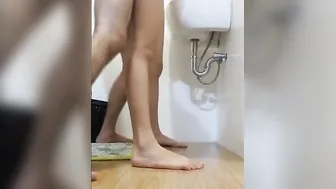 【隠し映像】自宅に遊びに来た不倫妻と全裸になって台所でこっそりSEXしました【素人】