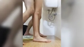 【隠し映像】自宅に遊びに来た不倫妻と全裸になって台所でこっそりSEXしました【素人】