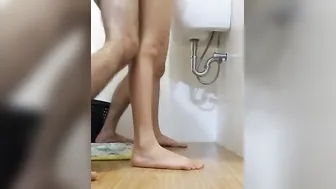 【隠し映像】自宅に遊びに来た不倫妻と全裸になって台所でこっそりSEXしました【素人】