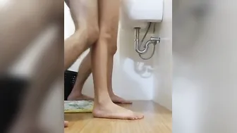 【隠し映像】自宅に遊びに来た不倫妻と全裸になって台所でこっそりSEXしました【素人】