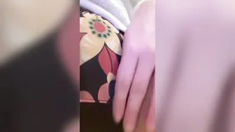 おしっこ我慢しながらパンツの上から指でおまんこさすってたらお漏らし