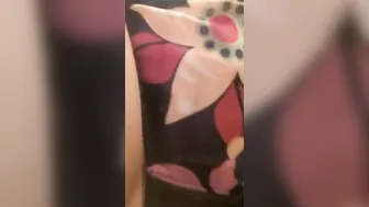 おしっこ我慢しながらパンツの上から指でおまんこさすってたらお漏らし