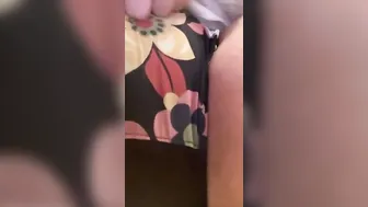 おしっこ我慢しながらパンツの上から指でおまんこさすってたらお漏らし