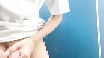 女の子みたいに弾力のある大きな尻を叩いて興奮しながらチンポをしごく大学生