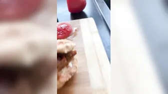 Twój malutki potworek wjeżdża do moich ust