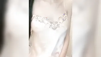 玩弄小穴跟胸