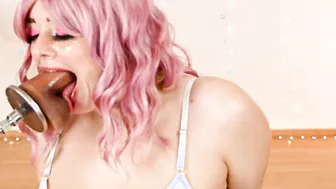 Gentle oral sex | The adorable women deeply a toy