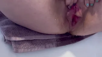 Pearl couldnt hold it anymore after pumping cunt