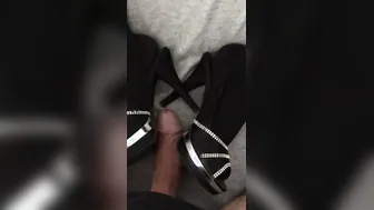 Sega porn video – Una bella sega con tacchi e calze.....lui mi ricompensa sborrandoci sopra