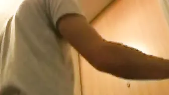 Junges barely legal erwartet den Gf zu Hause