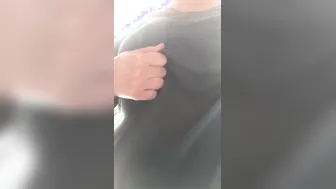 Je touche mes seins à côté de papi pendant qu il regarde la télé