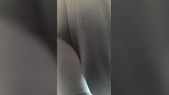 Je touche mes seins à côté de papi pendant qu il regarde la télé