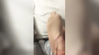 lo sego con i piedi e lui mi sborra allinterno delle calze.....