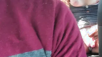 Mujer se masturba mientras yo manejo el UBER