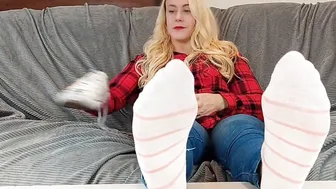 wrinkled soles sweaty soles toe wiggling