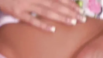 Geile Schlampe spielt mit ihrer Muschi inside einer Bibliothek und fickt | PornoPenis.de