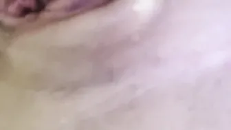 ласкает свою писю