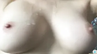 Se unta aceite en las tetas