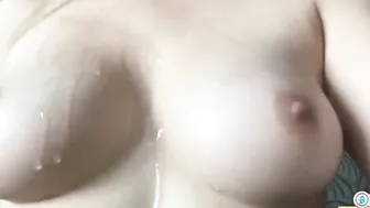 Se unta aceite en las tetas