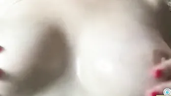 Se unta aceite en las tetas