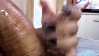 口の中でディックと遊ぶ非常に濡れたフェラチオ.