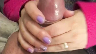 si diverte con le mie mani quando mi riposo......hand job compilation