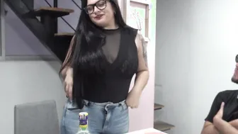 Se folla a la hermana de su mejor amigo jugando un juego y tomando ginebra