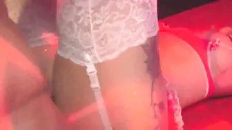 Las dos chicas se preparan para trabajar con el gran Nacho Vidal son momentos previo a la presentaciòn de un