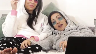 2 adorable 420 girls love eachother - Kawaii Style