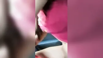 Me la cojo en el auto a mitad de la calle
