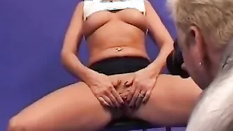 Er steckt die ganze Hand into Ihre Fotze