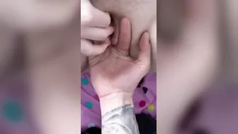 Surpris ma demi-sœur à se masturber et elle me suce en bonne salope