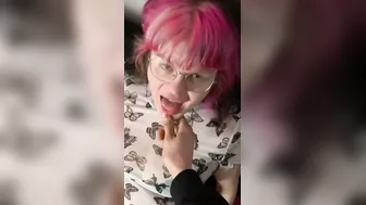 Surpris ma demi-sœur à se masturber et elle me suce en bonne salope