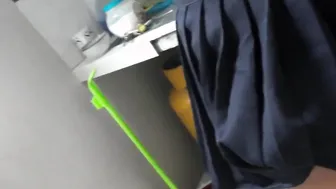 La amiga de mi hermana esta de visita y nos ayuda a lavar los platos y a follar