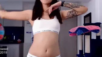 Goddess Colombian Effy loves to seduce all the young and